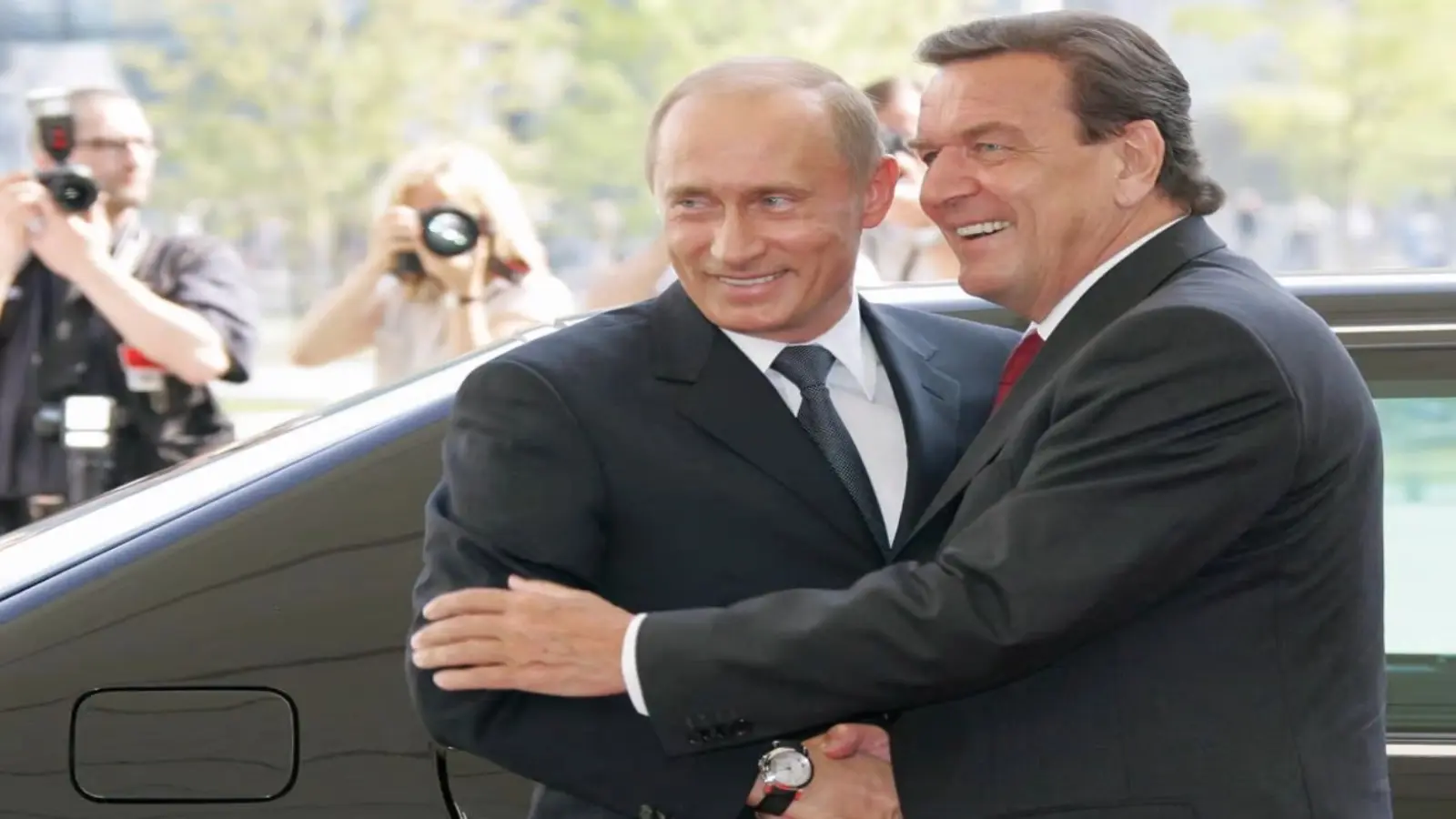 Putin îl întâmpină pe Schröder la domiciliu, în ziua lui de naștere