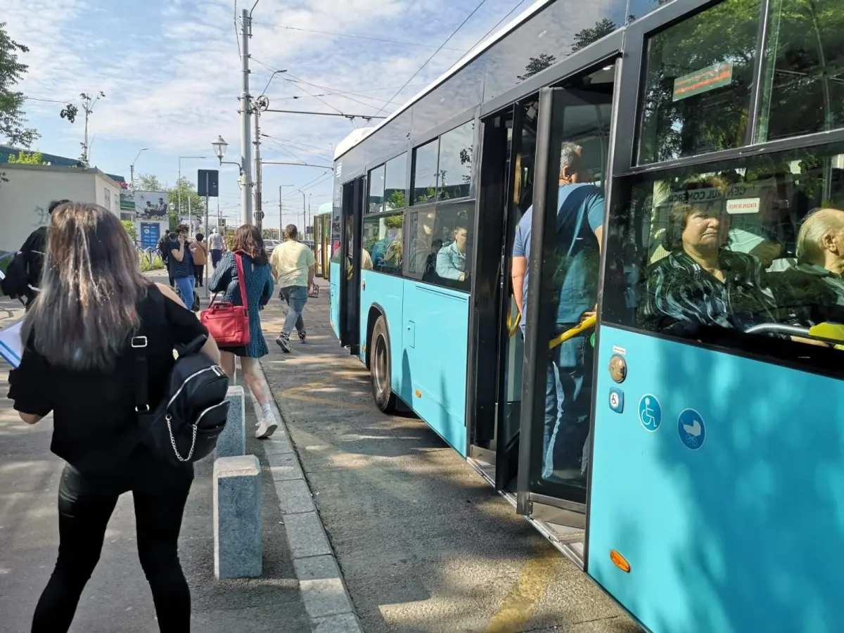 Rețeaua de la STB: Zece șoferi, audiați după ce au „sifonat” motorina din autobuze