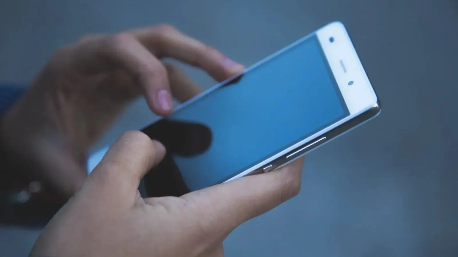Scrollarea continuă pe smartphone poate fi periculosă pentru sănătate, demonstrat de cercetarea Universității Semmelweis