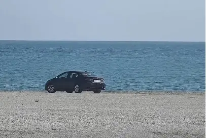 Mașina bucureșteană pe plaja de la Cap Aurora: scandalul care a îngroșat rețelele