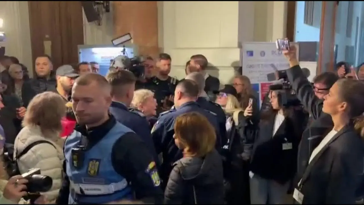 Susținătorii lui Călin Georgescu au blocat iar traficul în centrul Bucureștiului și au năvălit până la ușa sălii