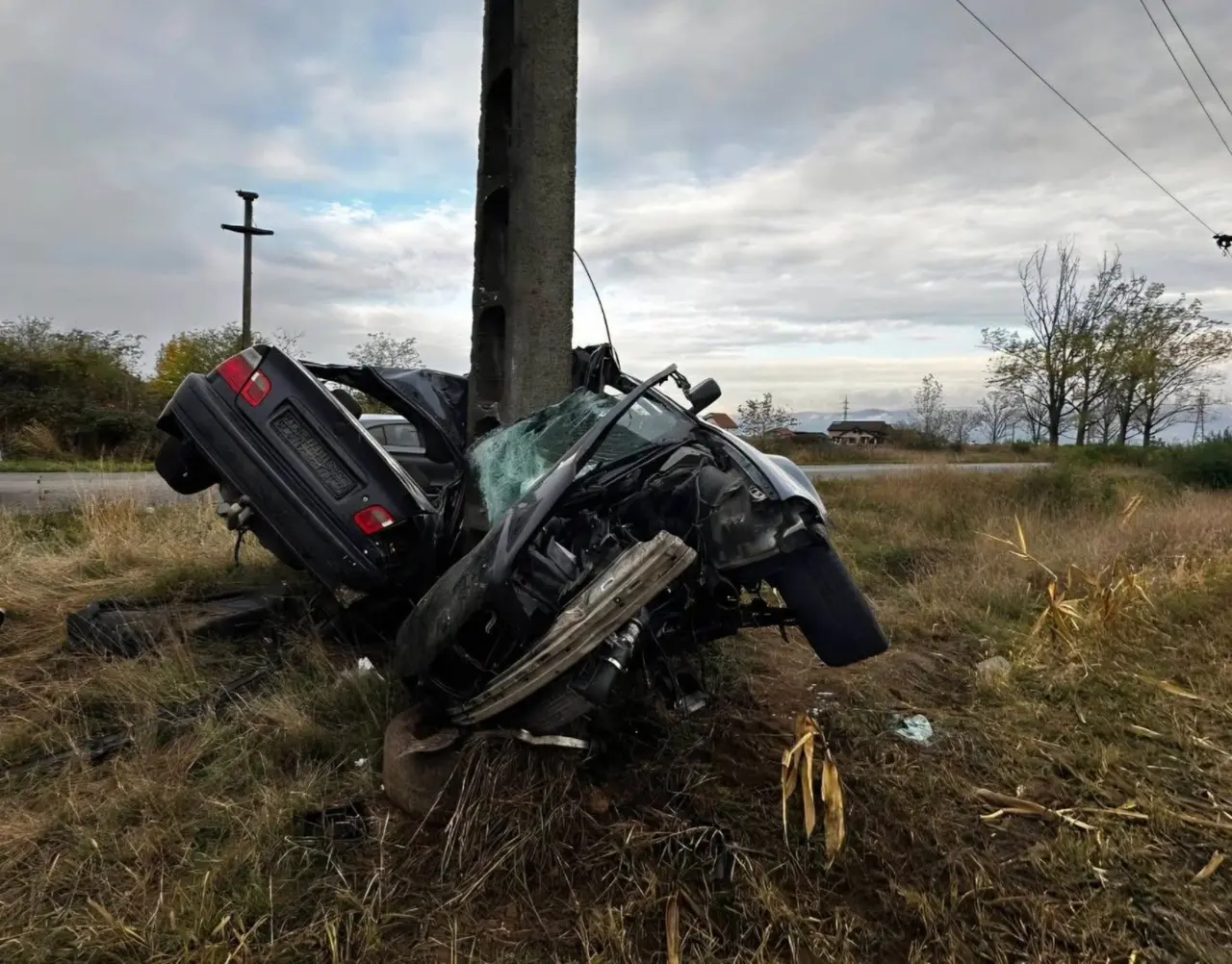 Tânăr de 25 de ani, decedat după ce a intrat cu mașina într-un stâlp, la Turdaș