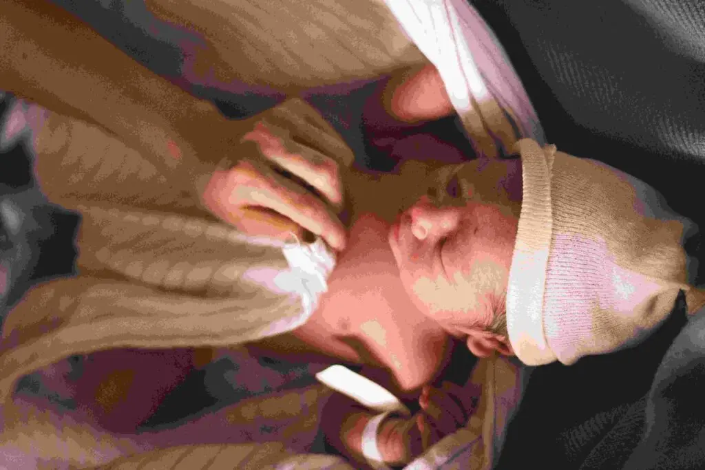 Tăticii vor putea fi alături de mame pe tot parcursul travaliului în spitalele din România