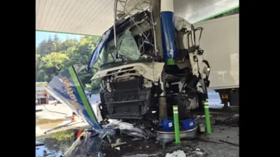 TIRul intrat în benzinărie pe Valea Oltului: șoferul turc băut, alcoolemie ridicată, incident în Călimănești