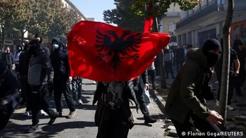 Tirana în flăcări: Mii de tineri cer demisia premierului Edi Rama
