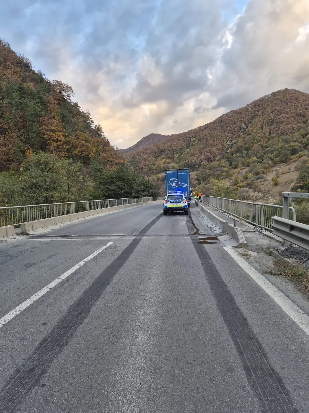 Tirul a lovit parapetul viaductului din Câineni: circulație pe un singur sens pe Valea Oltului