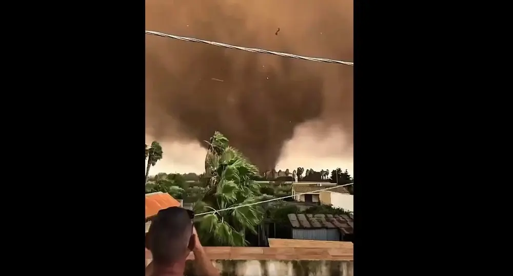 Tornade violente în Sicilia: mașini răsturnate și sute de elevi evacuați