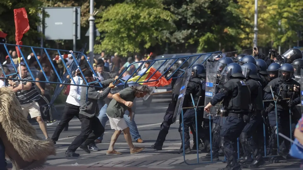 Zece fermieri reținuți după protestul violent din Piața Victoriei, perchezitiri în București și 11 județe